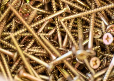 Sarı vidalar ahşap ve panel için iplik çok yakın görülen ve bir yığın içine yerleştirilir