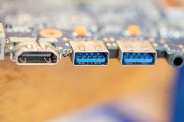 USB ve HDMI 'nin tozlu, sökülmüş eski bir bilgisayardaki yakın görüntüsü. Seçici odak.