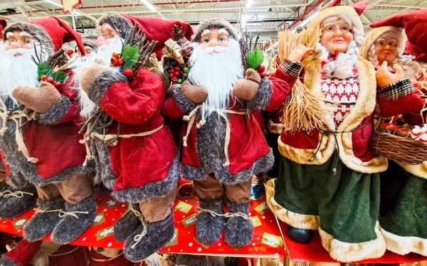 Noel süsleri oyuncak dükkanının rafına koyulmuş. Noel Baba ve karısı.