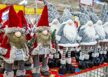 Oyuncakçı elfinin rafına Noel süsleri konmuş.