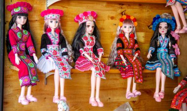 Tayland 'da oyuncak bebek mağazası. Parlak renkli kıyafetler giymiş. Özellikle kuzey bölgesi için.