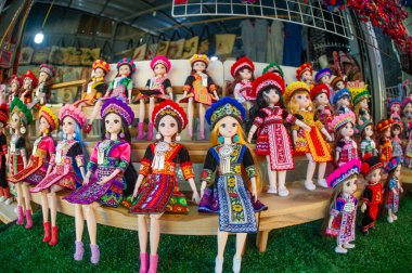 Tayland 'da oyuncak bebek mağazası. Parlak renkli kıyafetler giymiş. Özellikle kuzey bölgesi için.