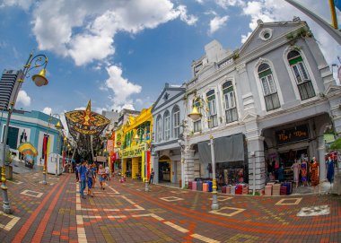 Kuala Lumpur- Malezya- 21-2023 Şehir merkezi yaya sokağı arka planda sanat galerileri ve renkli binalar