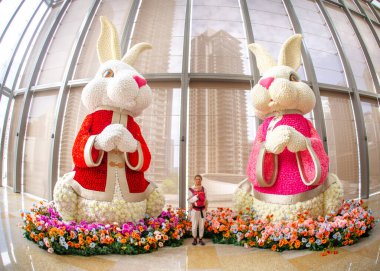 Malezya bulut ağacındaki dev tavşan şeklinde çiçek süslemeleri