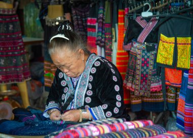 20 Şubat 2023, Chiang Rai-Tayland. Yaşlı kadın eşyalarını satılığa çıkarıyor.