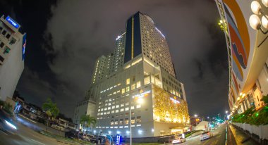 20 Şubat - 2023 Penang Malezya - Aydınlatılmış binalarla gece manzarası