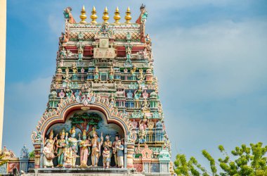 Sri Mahamariamman Hint Tapınağı 'ndaki Hindu Tanrısı ailesinin Penang Malezya-Geleneksel heykelleri.