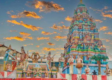 Sri Mahamariamman Hint Tapınağı 'ndaki Hindu Tanrısı ailesinin Penang Malezya-Geleneksel heykelleri.