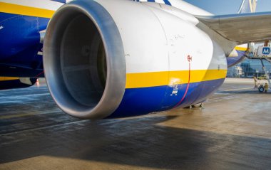 Şubat - 1-2024-Paris-Ryanair mavi-beyaz uçak kalkışa hazırlanıyor. Motorun yakın plan fotoğrafı..