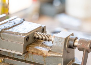 CNC torna makinesi değirmeni, değirmen mili aracılığıyla pirinç ve diğer sert metallerden yapılmış Milli parçalarını yerleştirdi. CNC dönüşüm makinesiyle yüksek teknoloji metalcilik.