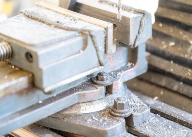 CNC torna makinesi değirmeni, değirmen mili aracılığıyla pirinç ve diğer sert metallerden yapılmış Milli parçalarını yerleştirdi. CNC dönüşüm makinesiyle yüksek teknoloji metalcilik.