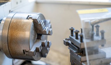 CNC torna makinesi değirmeni, değirmen mili aracılığıyla pirinç ve diğer sert metallerden yapılmış Milli parçalarını yerleştirdi. CNC dönüşüm makinesiyle yüksek teknoloji metalcilik.