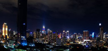 Arka planda Petronas Kuleleri ile Kuala Lumpur 'un panoramik görüntüsü