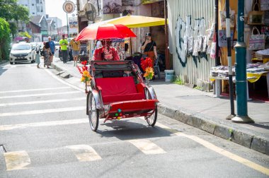 15 Şubat 2023 Penang Malezya Sıkışık boyutu ve açık hava tasarımıyla bilinen tuk-tuk, kalabalık şehir sokaklarında dolaşmak için uygun ve çevik bir yoldur..