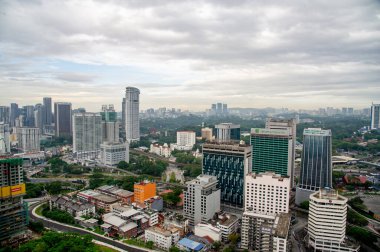 23 Nisan 2022 Kuala Lumpur Malezya - Malezya 'nın canlı başkenti. Alışveriş merkezi, lüks alışveriş merkezlerinden, Petaling Caddesi gibi renkli sokak pazarlarına kadar her şey var..