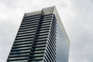 20 Şubat - Kuala Lumpur - Kuala Lumpur 'daki yüksek katlı cam binalar modern mimari ve şehir karmaşasının çarpıcı bir karışımıdır.