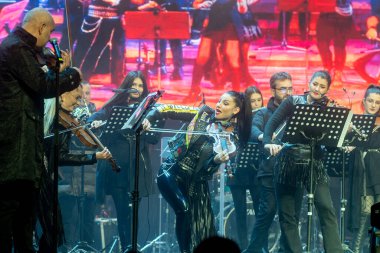 Aralık - 01-2024 Bükreş Romanya- Enstrümancıların müzik temasına göre giyindikleri bir rock temalı String konseri.