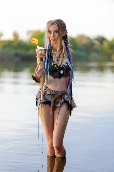 Beautiful Girl Burning Torch Her Hands Dressed Amazon Comes Out — Fotografia de Stock
