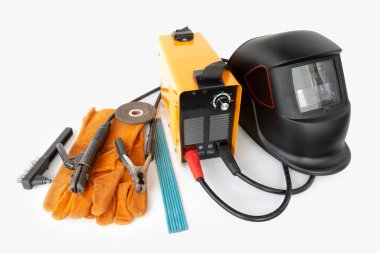 Çevirici kaynak makinesi ve maske, beyaz arka planda elektrot kaynaklama ekipmanı