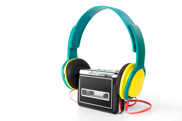 90 'lardan kalma portatif kasetçalar, kulaklıklı, izole beyaz arka planda.