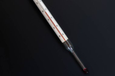 Merkür termometresi, 60 santigrat derece, izole edilmiş siyah arka planda.