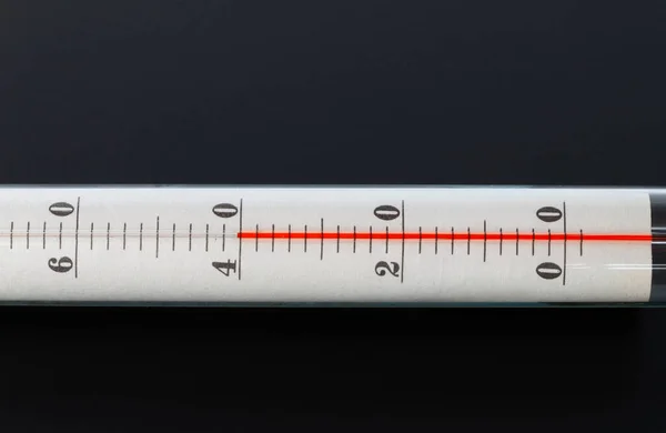 Närbild Kvicksilver Termometer Grader Celsius Isolerad Svart Bakgrund — Stockfoto