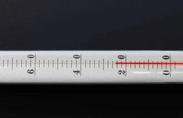 Termômetro Mercúrio Close Graus Celsius Fundo Preto Isolado — Fotografia de Stock