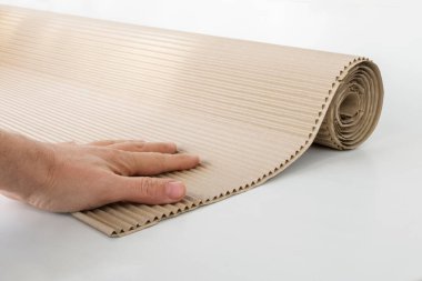 Beyaz arka planda reklam ve tasarım için izole edilmiş kıvrımlı karton rulo