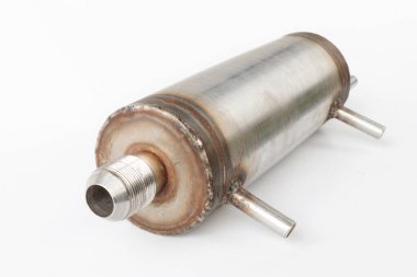 Metal alkol buharı, beyaz bir arka planda izole edilmiş kaçak bir içkinin soğutucusu..