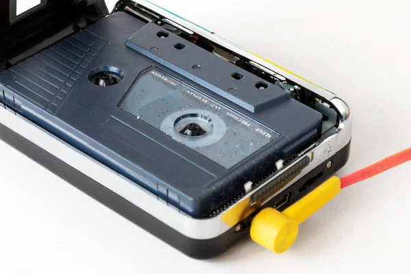 Φορητό Κασετόφωνο Ακουστικά Και Κασέτα Μονωμένη Λευκό Φόντο Gadgets Για — Φωτογραφία Αρχείου