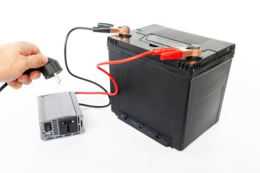 Bir ağ kablosunu bir güç çeviricisine bağlamak, izole edilmiş beyaz bir arkaplanda 12V pil, DC 'den AC dönüştürücüye bağlamak,
