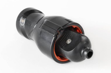 Kablosuz fişin uçları birbirine bağlı, erkek ve dişi dolgusu. Beyaz arkaplanda izole