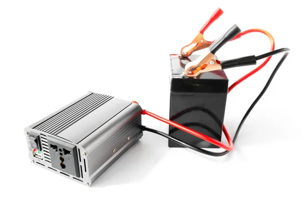 电源逆变器连接到电池上 直流至交流变换器 — 图库照片