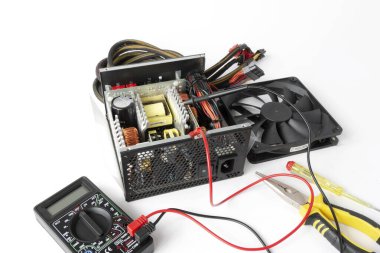 Parçalanmış bir Bilgisayar Güç Aracı Birimi 'nin beyaz arka planda onarımı