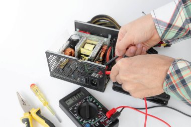 Parçalanmış bir Bilgisayar Güç Aracı Birimi 'nin onarımı, test ölçümü, beyaz arkaplan üzerinde