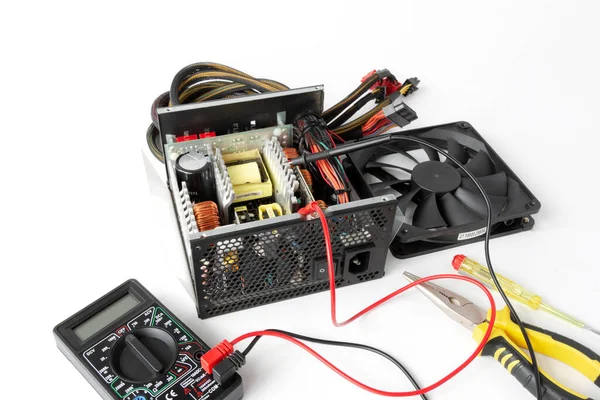 Reparatie Van Een Gedemonteerde Computer Power Supply Unit Een Witte — Stockfoto