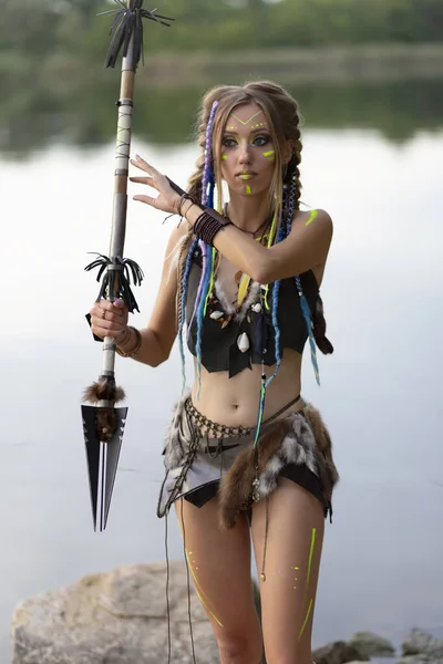 Amazona Mujer Traje Medieval Piel Con Una Lanza Mano Pintura —  Fotos de Stock