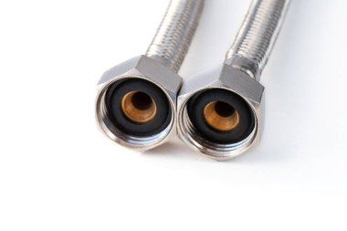 Beyaz zemin üzerinde paslanmaz çelik su hortumu