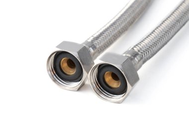 Beyaz zemin üzerinde paslanmaz çelik su hortumu