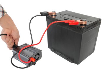 Bir ağ kablosunu bir güç çeviricisine bağlamak, izole edilmiş beyaz bir arkaplanda 12V pil, DC 'den AC dönüştürücüye bağlamak,