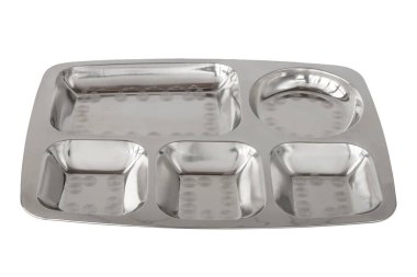 Yemek için metal hastane tepsisi, beyaz arka planda kesilmiş.
