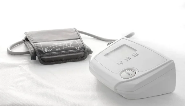 白色の背景にある計測器とパルス酸素濃度計 — ストック写真