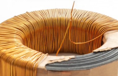 Transformatörün bir kısmı yakın mesafede dönüyor.