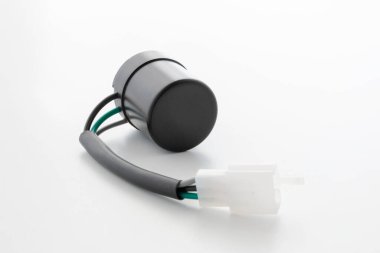 elektrik motorsiklet dönüş rölesi 12v, terminal ve kablolar beyaz arka planda