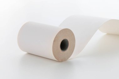 sarılmış kağıt rulosu beyaz arkaplanda izole edildi