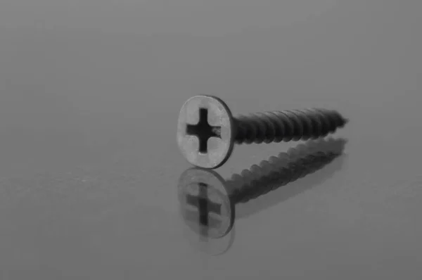 Selbstschneidende Schraube Für Metall Nahaufnahme Auf Schwarzem Hintergrund — Stockfoto