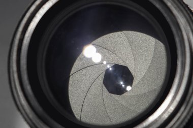 Kamera lensinin açıklığı, yakın plan.