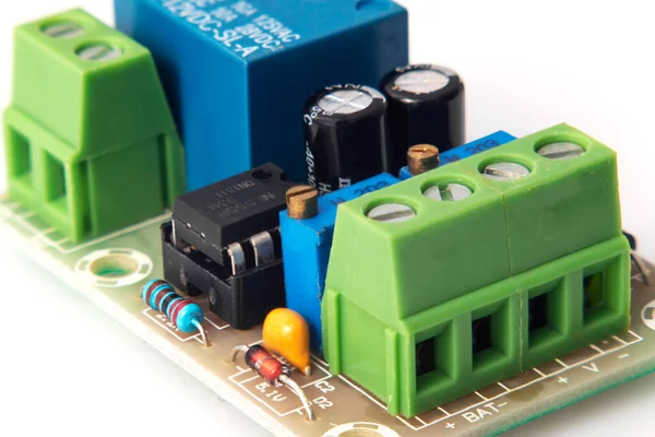 带继电器的印刷电路板 用于控制12V汽车电池的充电 — 图库照片