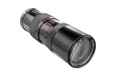 85-300 model eski bir kameranın makro merceği, izole edilmiş beyaz, kesilmiş.
