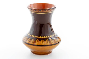 Beyaz arkaplanda kil çömlek, seramik vazo